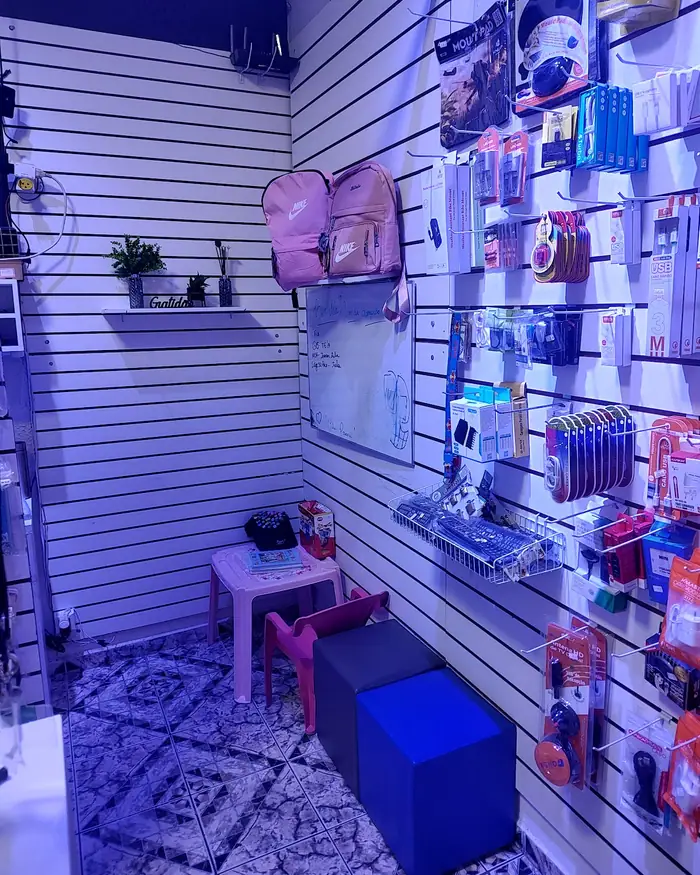 Interior da loja, com expositores de acessórios
